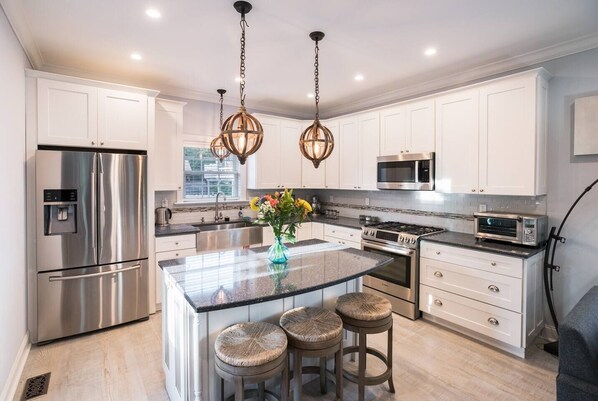 Refrigerador, microondas, horno y parrilla de estufa 