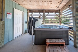 Indoor spa tub - Private pool, hot tub, quick walk to beach, great location in KDH (Kill Devil Hills)