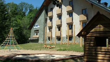 Children’s play area – outdoor