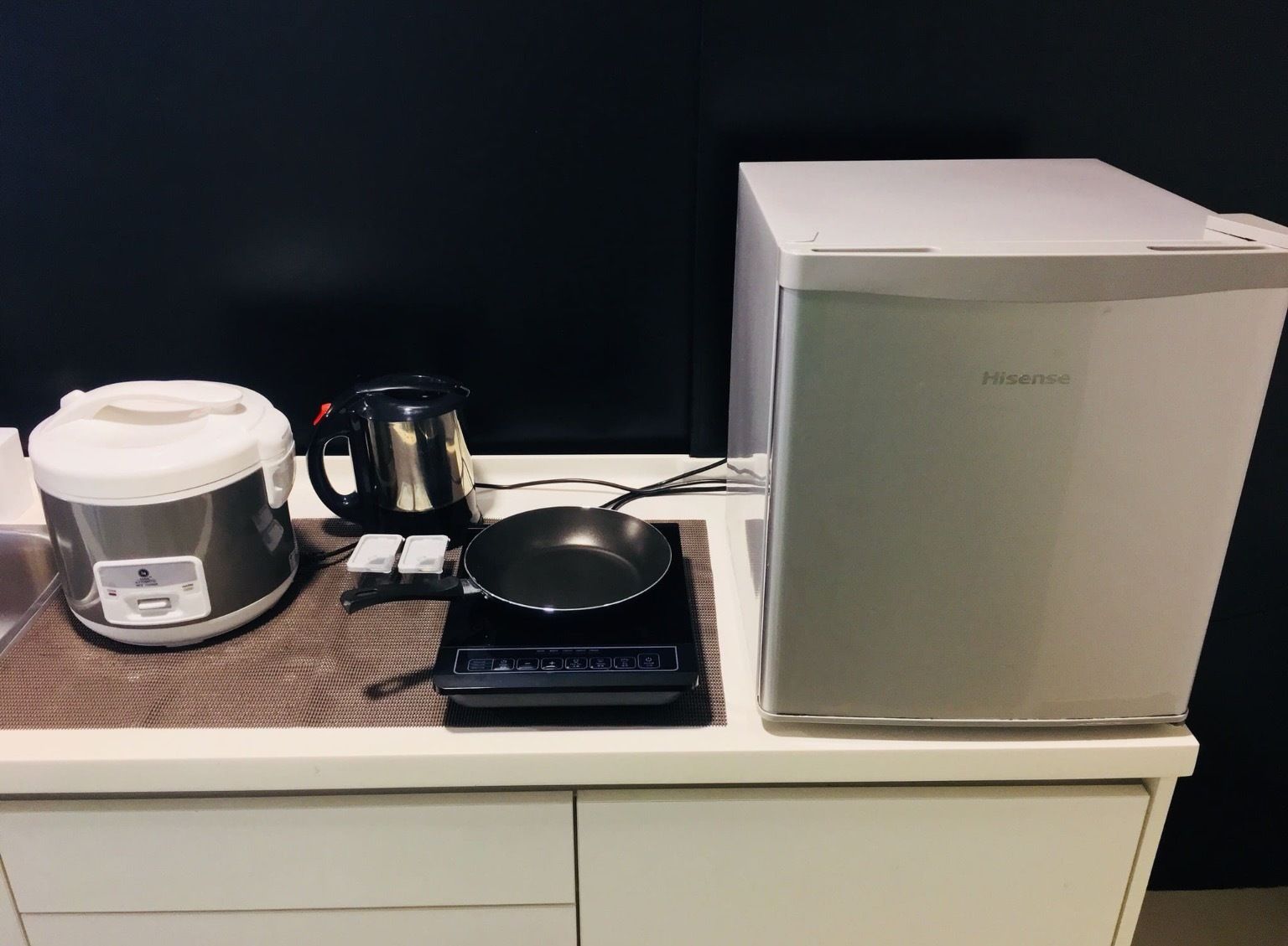 fridge, stovetop, rice cooker, cookware/dishes/utensils