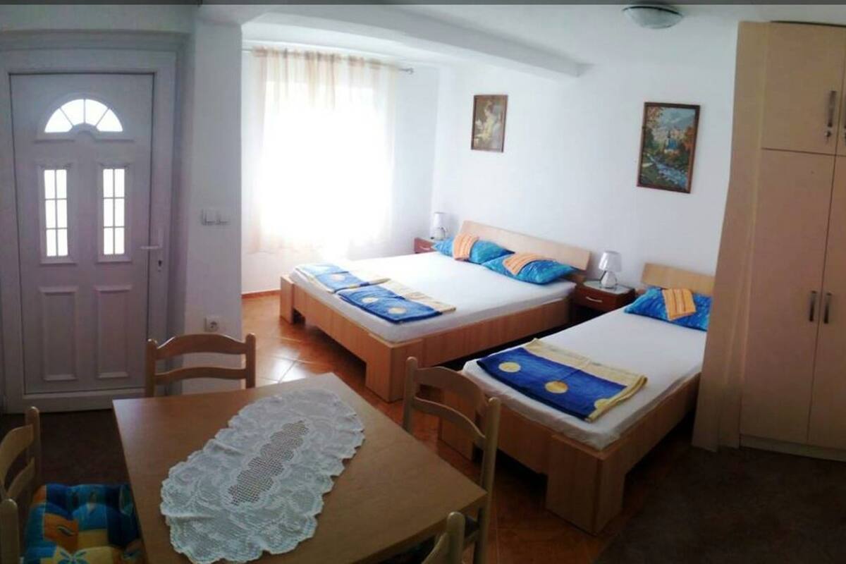 Monolocale comfort, letti multipli, cucina, lato giardino | Una scrivania, ferro/asse da stiro, Wi-Fi gratuito