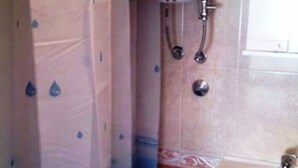 Estúdio conforto, várias camas, cozinha, no jardim | Banheiro | Chuveiro, produtos de toalete grátis
