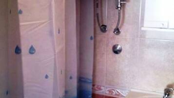 舒适开间, 多张床, 厨房, 花园 | 浴室 | 淋浴设施、免费洗浴用品