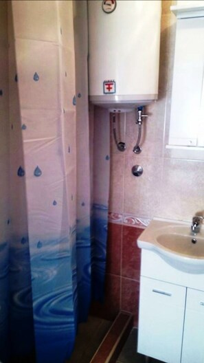 Studio Confort, plusieurs lits, cuisine, côté jardin | Salle de bain