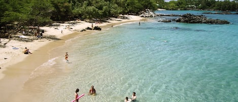 Playa en los alrededores, camastros y toallas de playa 