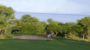 En golfbane med udsigt til havet.