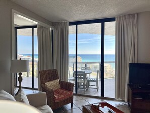 テレビ、DVD プレーヤー、書庫