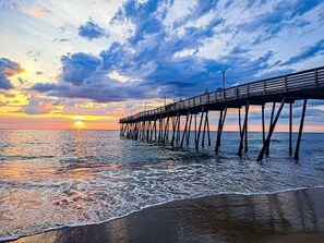 Beach nearby - Semi-Ocean Front, Elevator, private pool, hot tub, Pets OK, great views, close walk to beach! (Nags Head)