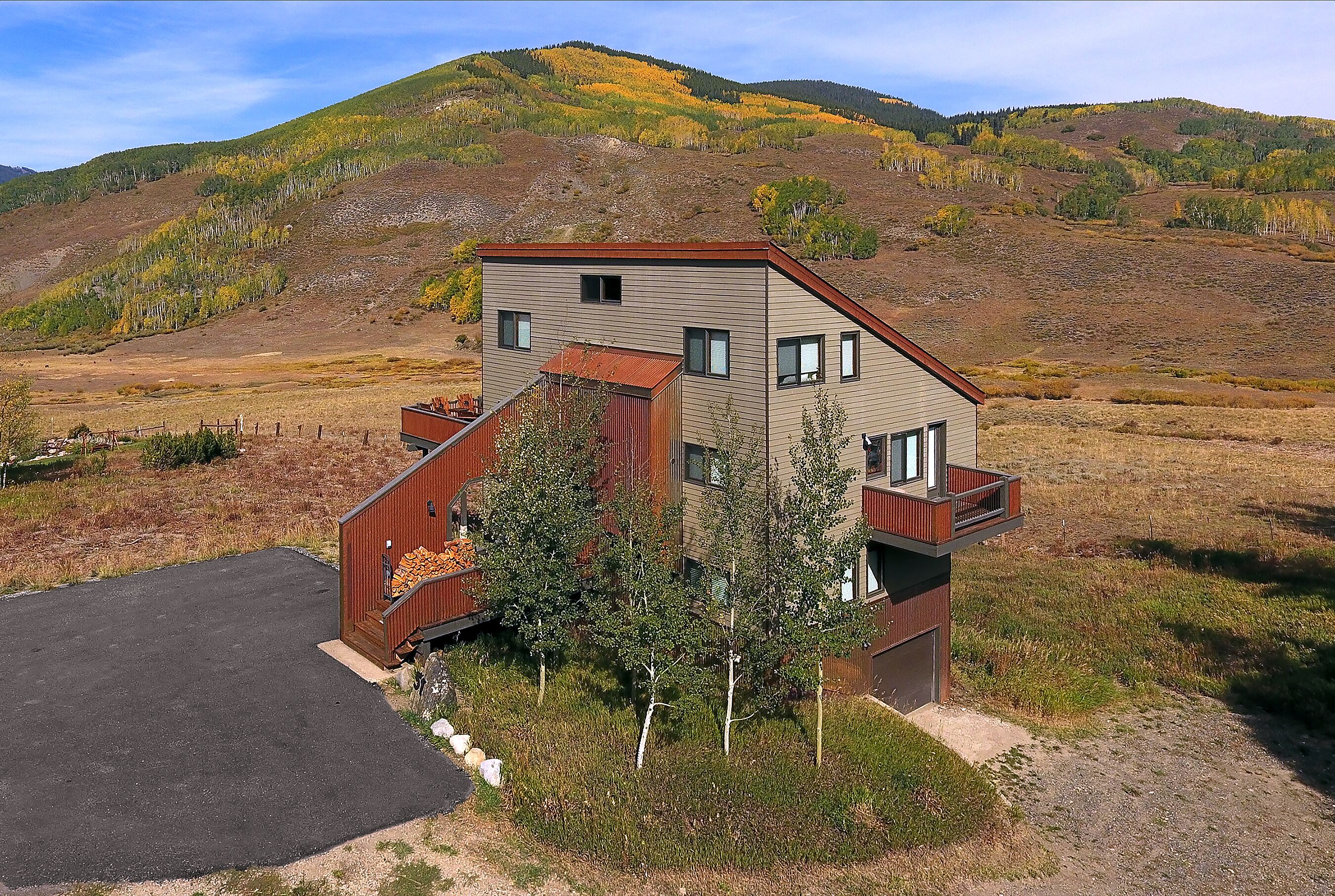 Perfect mountain getaway - surrounded by views!