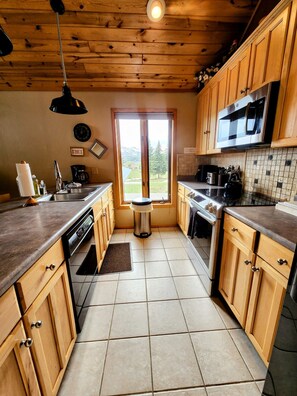 Réfrigérateur, four à micro-ondes, surface de cuisson, lave-vaisselle