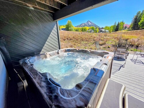Great and Spacious Home with Beautiful Views!  Hot Tub!!