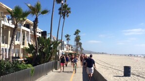 A coastal walkway lined with palm trees and beach houses, leading to a sandy beach. - ☀️PERFECT LOCATION, SPACIOUS and affordable! SOUTH MISSION BEACH Steps to Ocean! (San Diego)