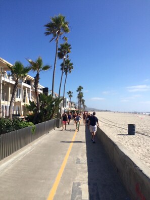 In Strandnähe, Liegestühle, Strandtücher