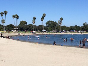 Vlak bij het strand, ligstoelen aan het strand, strandlakens