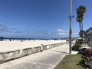 Beach nearby, sun loungers, beach towels
