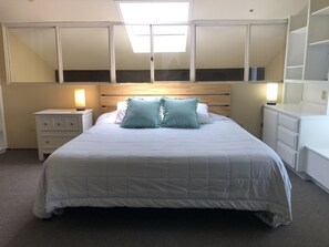 3 slaapkamers, een strijkplank/strijkijzer, reisbedje, gratis wifi