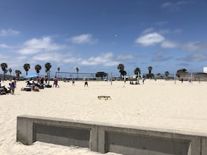 Beach nearby, sun-loungers, beach towels