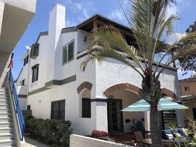 ☀️PERFECT LOCATION, SPACIOUS and affordable! SOUTH MISSION BEACH Steps to Ocean!
