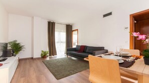 Fernseher, DVD-Player, Bücher, Stereoanlage