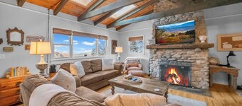 Charming 2BR Cabin w/ Amazing Views! Minutes to Boone & Blowing Rock
