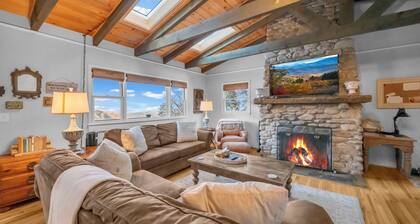 Charming 2BR Cabin w/ Amazing Views! Minutes to Boone & Blowing Rock