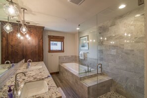 Badekar, hårtørrer, håndklæder