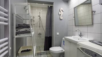 Apartment, 2 Schlafzimmer | Badezimmer | Dusche, kostenlose Toilettenartikel, Haartrockner, Hausschuhe