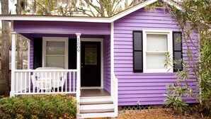 A purple house with a white porch, a black door, and a mailbox marked "1509". - Renovated and walking distance to Downtown  (Beaufort)