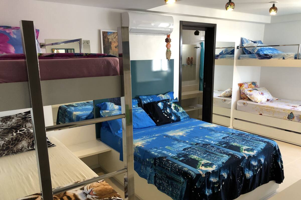 Suite familiare, letti multipli, bagno privato, vista mare parziale | Biancheria da letto di alta qualità, materassi a doppio strato