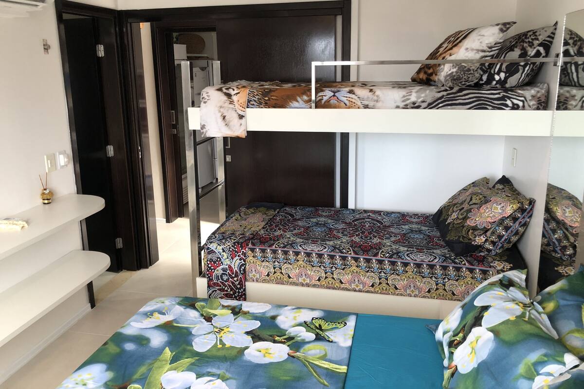 Quadrupla Comfort, letti multipli, bagno privato, vista città | Servizio della camera