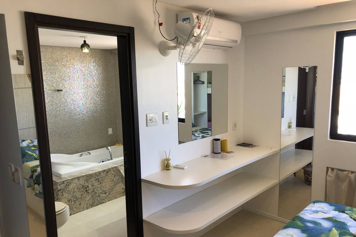 Suite Deluxe, letti multipli, vasca da bagno, vista mare | Biancheria da letto di alta qualità, materassi a doppio strato