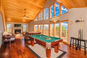 Games room - Her Majesty's Way, Awesome Mtn Views,  FREE tickets each paid day, Hot TUB, WIFI (Gatlinburg)