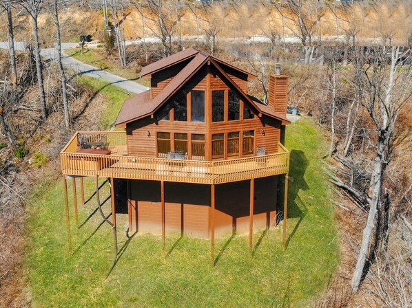 A wooden cabin with a balcony, surrounded by trees and a clear sky. - Her Majesty's Way, Awesome Mtn Views, FREE tickets each paid day, Hot TUB, WIFI (Gatlinburg)