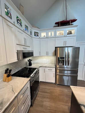 Refrigerador, microondas, horno, placa de cocina