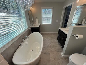 Ensemble douche/baignoire, sèche-cheveux, serviettes fournies, savon