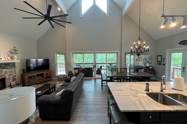 Älytelevisio, takka, DVD-soitin, pöytätennispöytä