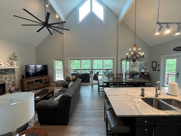 Smart-TV, Kamin, DVD-Player, Tischtennisplatte