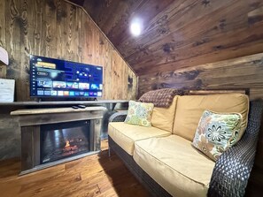 Smart TV, chimenea y oficina 