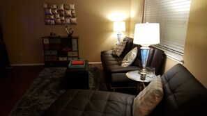 Smart TV, fireplace, video library - Mother-In-Law Mansion in the Heart of Eagle - 3 bedroom home (Eagle)