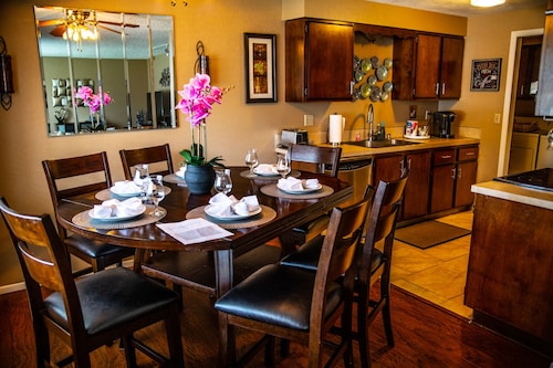 Mother-In-Law Mansion in the Heart of Eagle - 3 bedroom home