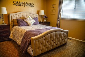 3 bedrooms, iron/ironing board, free WiFi, bed sheets - Mother-In-Law Mansion in the Heart of Eagle - 3 bedroom home (Eagle)