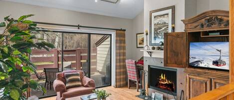 Televisión y chimenea