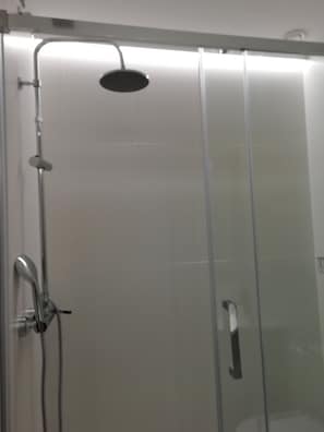 Haartrockner, Handtücher, Seife, Toilettenpapier