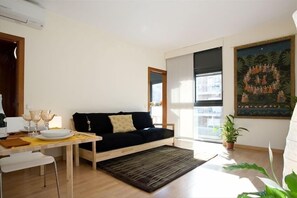Fernseher, DVD-Player, Bücher, Stereoanlage