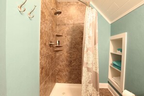 Een douche, een haardroger, handdoeken, zeep