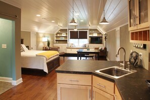 1 slaapkamer, een strijkplank/strijkijzer, beddengoed
