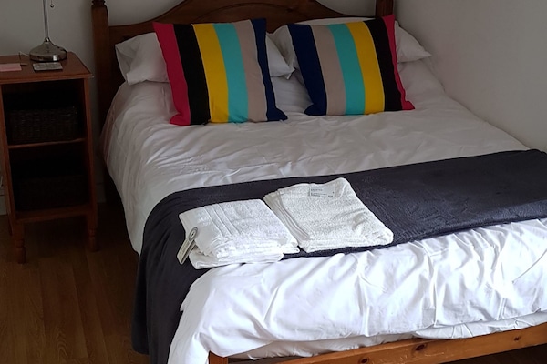 Studiosuite (Flat 4) | Sengetøy av topp kvalitet, lydisolert og strykejern/-brett