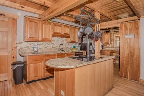 Mikrowelle, Ofen, Geschirrspüler, Wasserkocher mit Kaffee-/Teezubehör