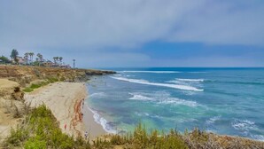 Una playa costera con aguas cristalinas y un litoral rocoso.
