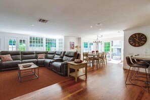 Smart TV, caminetto, libri, impianto stereo